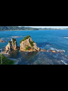 [画像][x]picturesque seascape with a tiny rocky island with Asian shrine in ... 余白なし