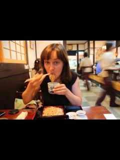 [画像][x]【日本食と外国人】寿司より蕎麦が食べたいというアメリカ人の娘3人にあるものが差し出されると「これは一体なに？」 その後、とった行動wwニッポン ... 余白なし
