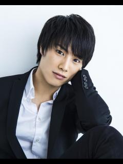 [画像][x]宮沢氷魚、”恋人”鈴木亮平とレッドカーペットでもラブラブ!?「朝起きると会いたくなる」第35回東京国際映画祭 オープニング『レッドカーペット ... 余白なし