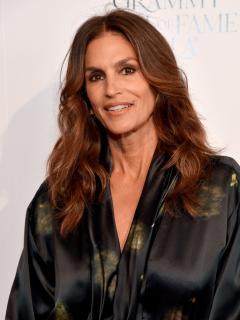 [画像][x]シンディ・クロフォード、約40年前の写真を再現して“年齢を重ねること”を祝福！｜ハーパーズ バザー（Harper's BAZAAR）公式 余白なし