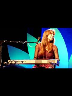 [画像][x]So Much Magnificence, Deva Premal & Miten in Bern, 26.05.13 - YouTube 余白なし