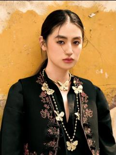 [画像][x]八木莉可子とディオール。悠久の地に舞う、美しき蝶の物語｜ハーパーズ バザー（Harper's BAZAAR）公式 余白なし