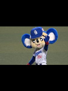 [画像][x]チームが負けてもたくさんのファンを笑顔にするドアラ！ (2023/09/15) - YouTube 余白なし