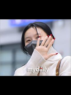 [画像][x]MAMAMOO ファサ、ファッションショーに出席するためイタリアへ出国…洗練されたピンクコーデ - YouTube 余白なし