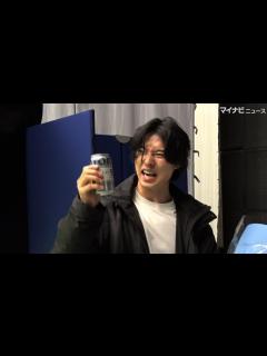 [画像][x]山﨑賢人、撮影終了後も本番さながらの見事な飲みっぷり！そのままCMで使えそうな仕上がりにスタッフ爆笑「サントリー生ビール」新CMメイキング ... 余白なし