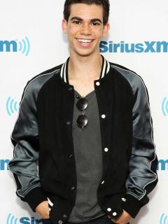 [画像][x]Cameron Boyce's Dad Shares Photo of Actor Taken Hours Before He Died 余白なし