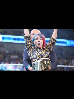 [画像][x]Asuka presented with new WWE Women's Championship | WWE 余白なし