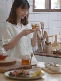 [画像][x]熱いお茶のグラス：無料の動画素材 余白なし