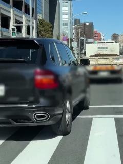 [画像][x]タクシーが客下ろしの為に駐停車禁止の交差点内に緊急停車したのを避けようとした車両を妨害して割り込ませないように進路妨害する撮影車は免許返納やろ ... 余白なし