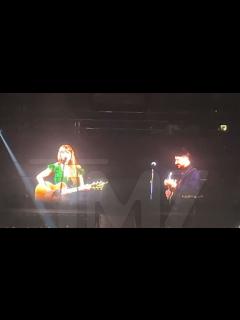 [画像][x]Taylor Swift and Marcus Mumford Perform at Las Vegas Eras Concert 余白なし