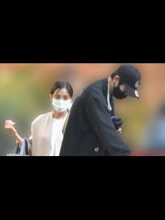 [画像][x]向井理と国仲涼子夫妻 休日に公園で見せた｢父と母の顔｣ - NEWSポストセブン【動画公式】 | Yahoo! JAPAN 余白なし