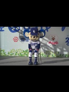 [画像][x]12月の寒空の下、椅子に座ったまま凍ってしまったドアラ (2022/12/10) - YouTube 余白なし