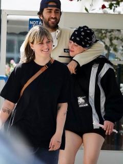 [画像][x]Billie Eilish puts on a VERY friendly display with actor Alex Wolff as ... 余白なし