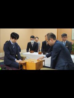 [画像][x]「今並べている錦旗の方で」藤井聡太王位 渡辺明九段 第2局 検分 - YouTube 余白なし
