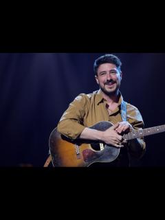 [画像][x]Marcus Mumford thrills Taylor Swift fans as he joins her on Eras tour ... 余白なし