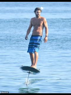 [画像][x]Brody Jenner displays his hunky shirtless frame as he goes foilboarding ... 余白なし
