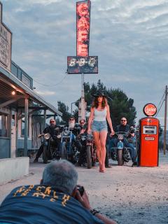 [画像][x]元祖スーパーモデルのシンディ・クロフォード、90年代に「一世を風靡した」アイコニックなペプシ広告を再現｜ハーパーズ バザー（Harper's ... 余白なし