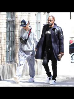 [画像][x]Jamie Foxx, Katie Holmes Hold Hands in New York City 余白なし