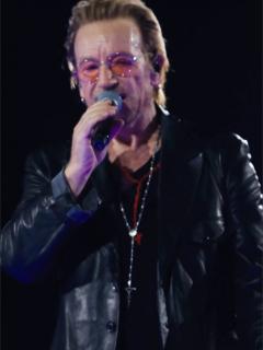 [画像][x]U2's Bono dedicates concert to Israeli victims of Hamas attack 余白なし