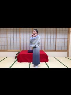 [画像][x]落語芸協協会、細かすぎて伝わらない楽屋モノマネ〜着物かけられ待ち姿勢シリーズ - YouTube 余白なし