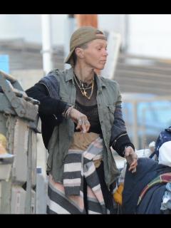 [画像][x]Ex-model Loni Willison on addiction, homeless life: 'I'm in a lot of pain' 余白なし