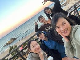 青龍を卒業」キム・ヘス 『密輸』チームと笑顔で海辺の旅-Chosun ...