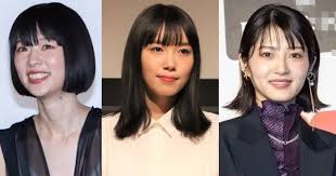 ホントの海”で“女優傘”をさす飯豊まりえ・若月佑美・片山友希、マネジャー3ショットが爽やか＜何曜日に生まれたの＞ | WEBザテレビジョン