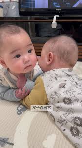 双子の赤ちゃん、互いのほっぺをスリスリ 動画に国内外600万人が笑顔「ため息しか出ない」「赤ちゃんもプニプニ気持ちいいよね」｜まいどなニュース